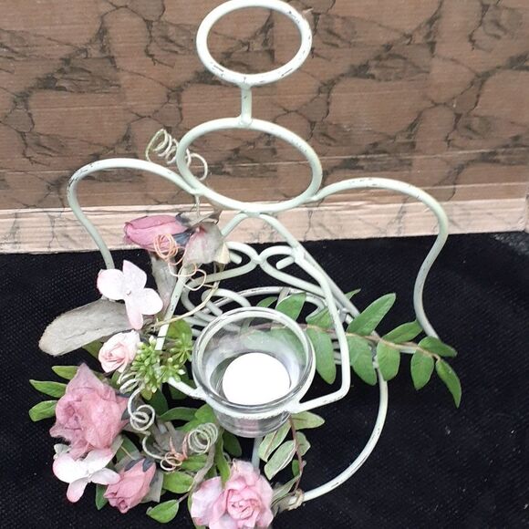 Verde Green Iron angel with trailing pink roses - Picture 3 of 7